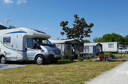 hébergements camping naturiste le Petit Dauphin piscine chauffée les Mathes La Palmyre Royan Charente Maritime